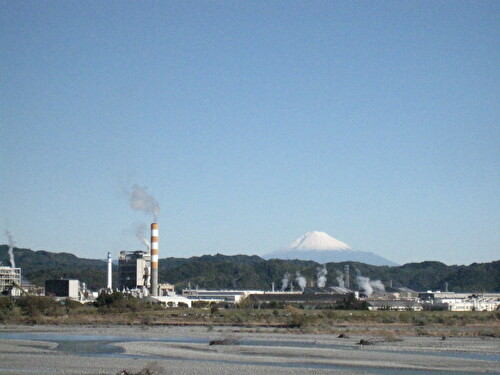 島田市初倉の不動産査定に行く途中の富士山と特殊東海製紙の煙突